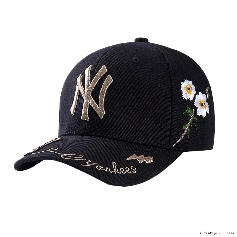 Embroidered style black cap of the MLB Yankees team.