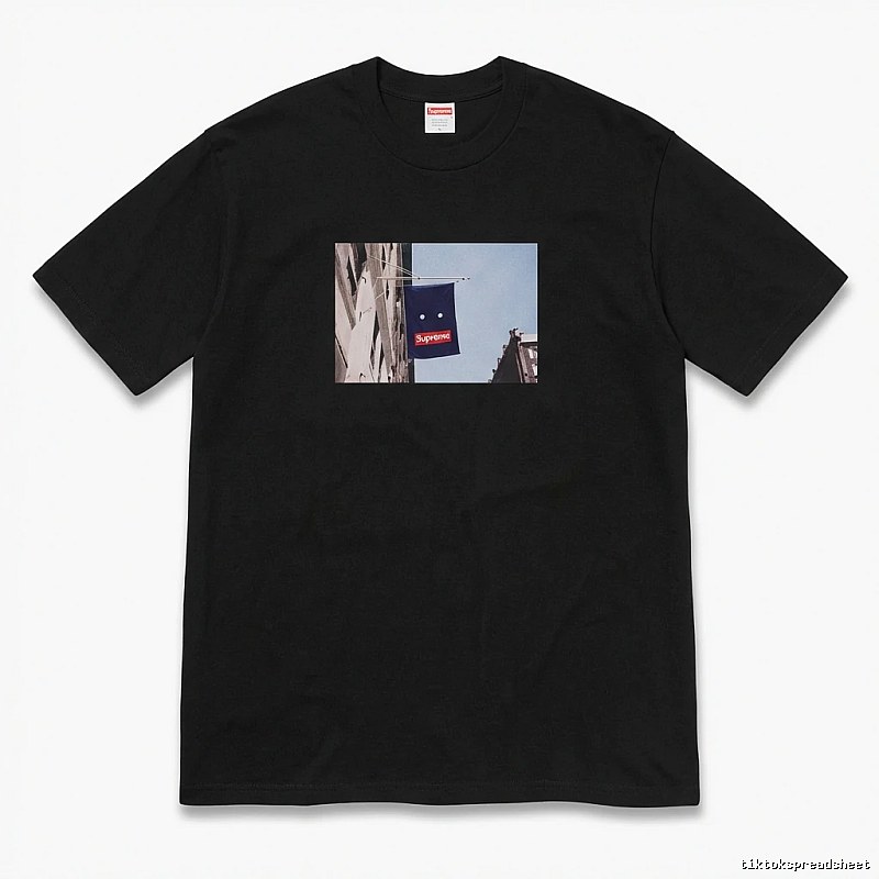 Supreme street scene style black T-shirt
